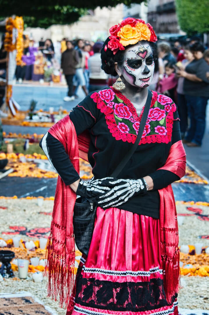 Un disfraz de una catrina en México desfila por la calle. 