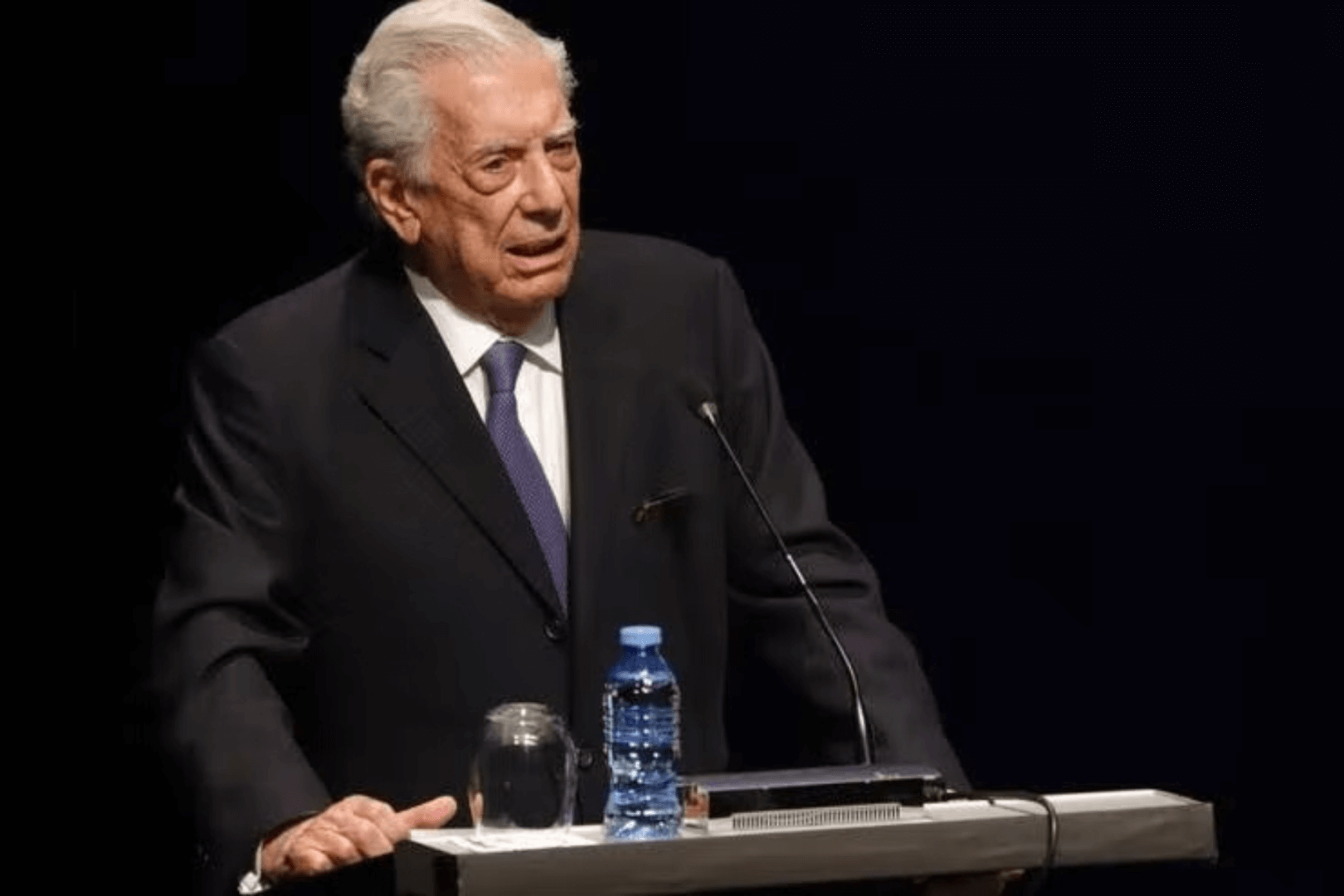 Una imagen del literario Mario Vargas Llosa en un acto con traje. 