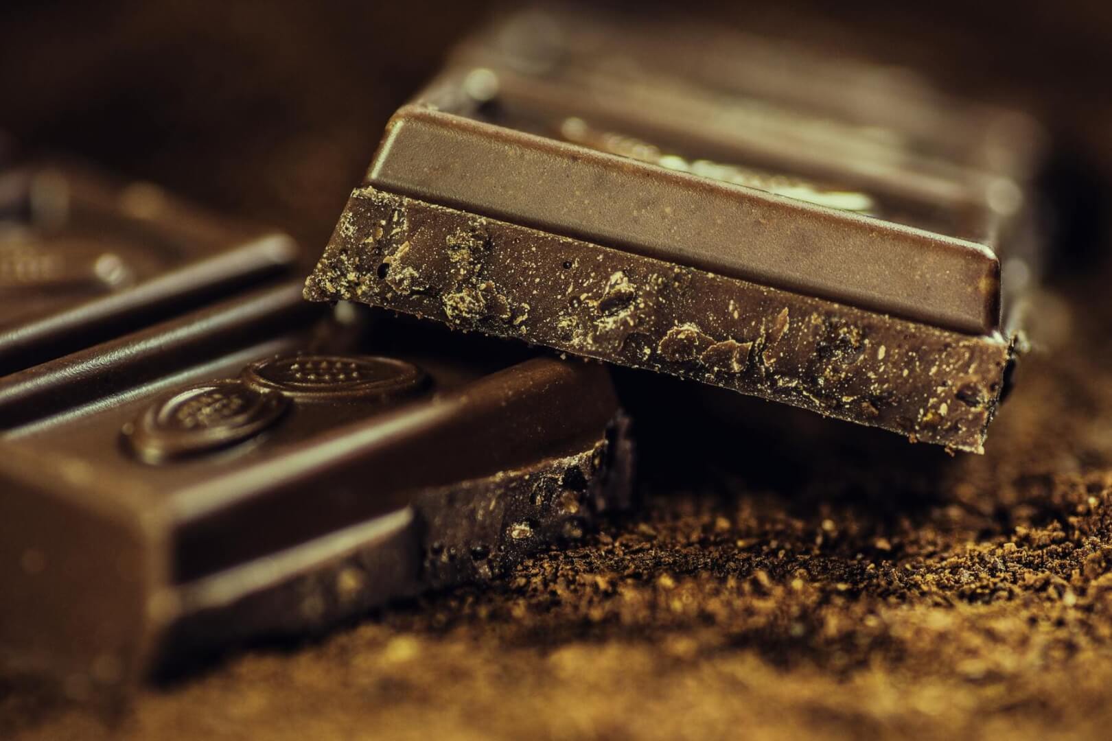Una imagen de dos tabletas de chocolate negro. 