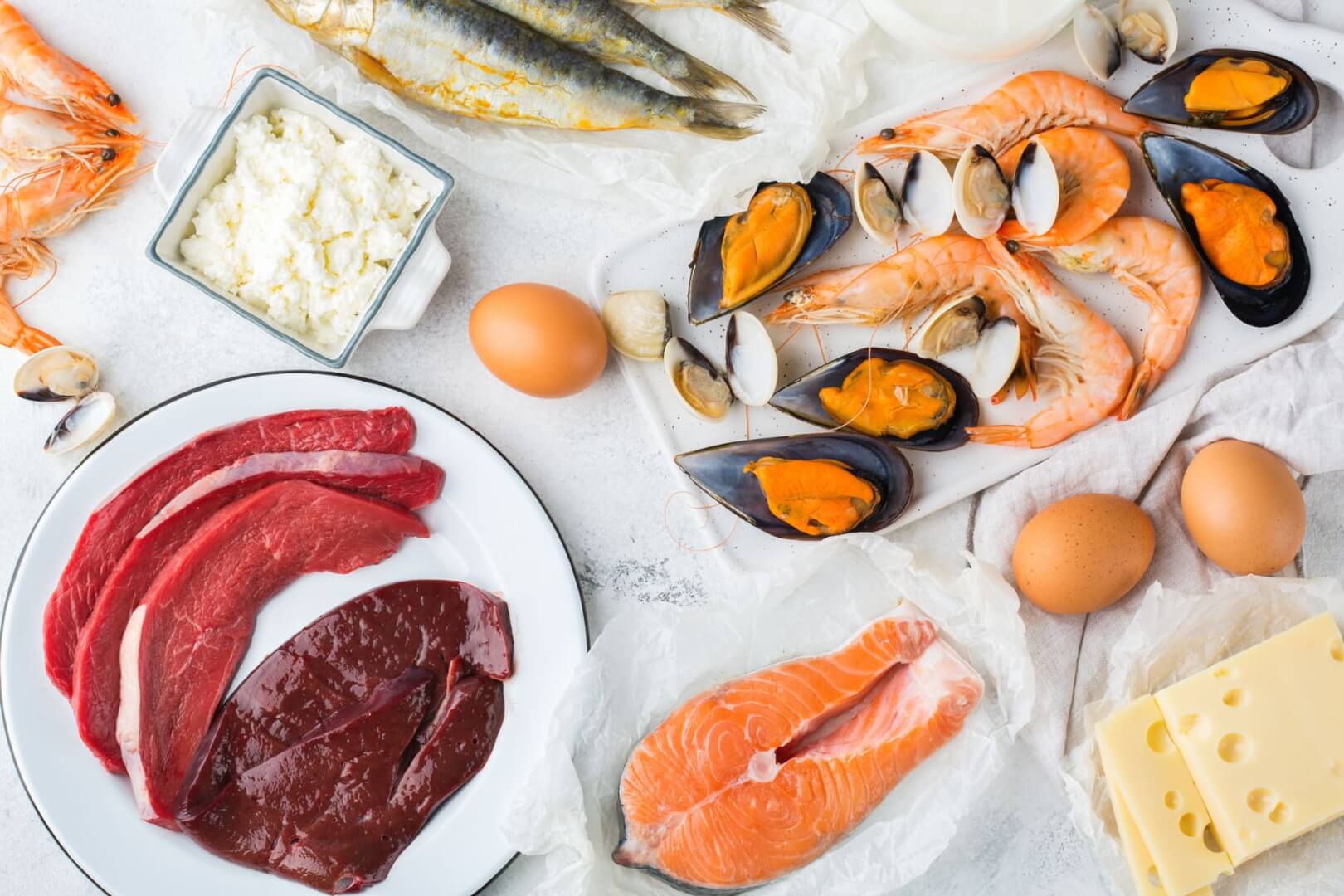 Una imagen de alimentos que contienen vitamina b12 como el salmón o los huevos. 
