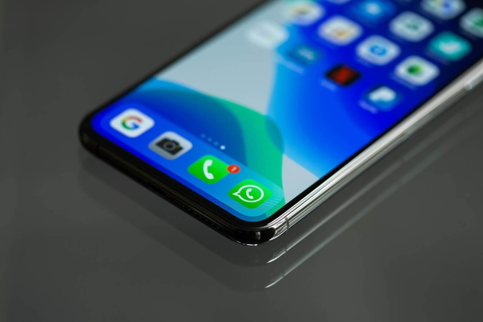 Una imagen de un smartphone con el icono del WhatsApp, entre otros.