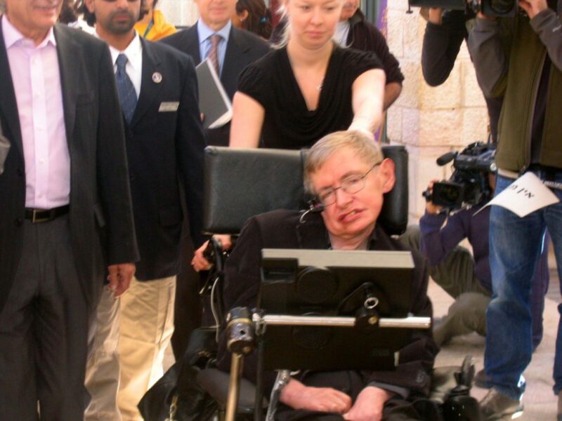 Stephen Hawking uno de los personajes más afamados afectado por el ELA posa en silla de ruedas 