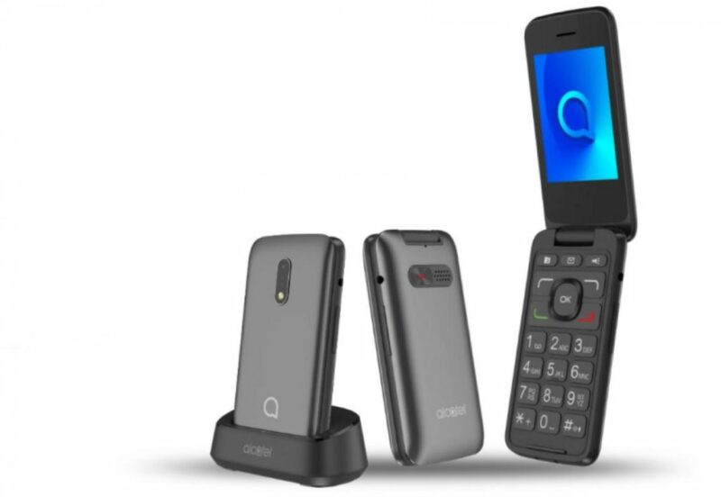 El telefono Alcatel 3026 Senior mostrándose en tres vistas diferentes: sobre su base recargable, cerrado y abierto. 
