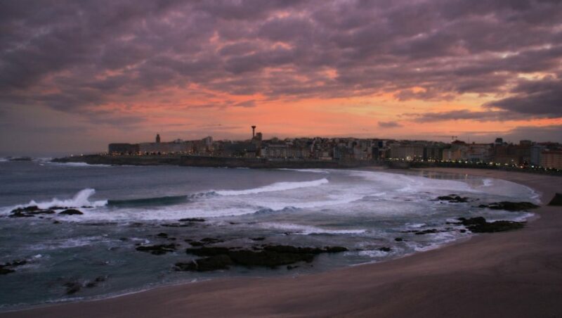 Playa de Riazor en A Coruña al atardecer. 