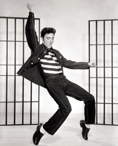 Un joven Elvis Presley aparece bailando como icono de la música para abuelos de los años 50 y 60