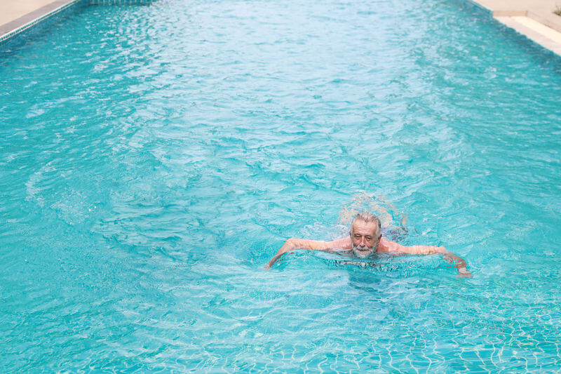 Hombre mayor en piscina