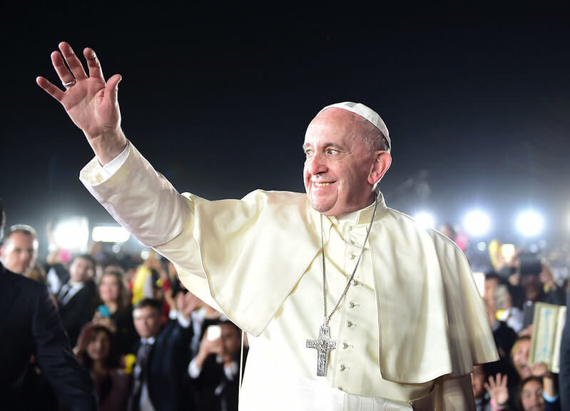 El Papa Francisco saluda a su llegada a El Cairo.