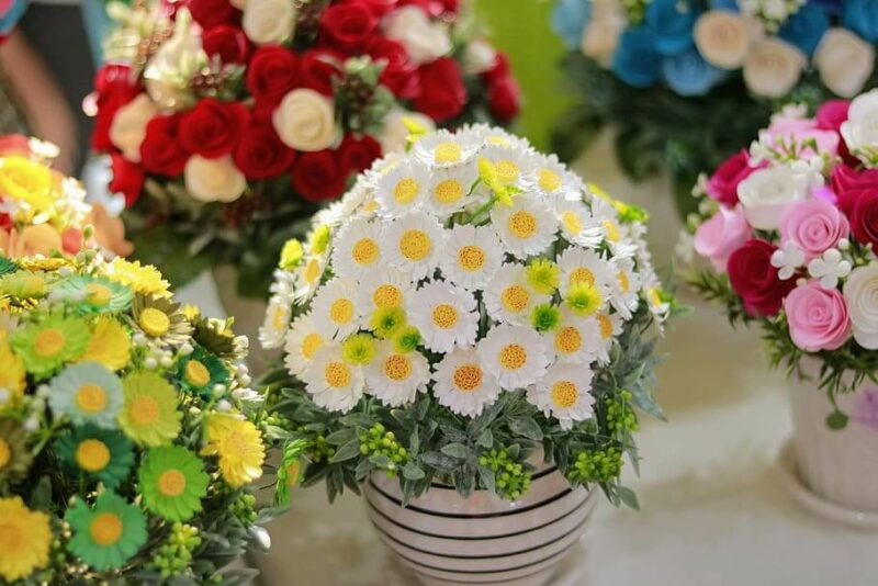 Imagen de macetero con planta con flores blancas