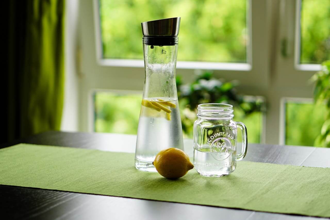 Una imagen de un zumo con una jarra llena de zumo exprimido.