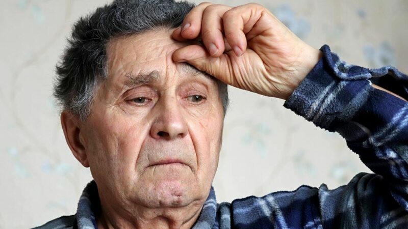 Un hombre de edad adulta mayor se queja de un dolor de cabeza. 