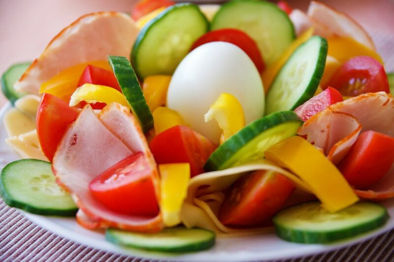 Ensalada fresca de verano con pepino, tomate y huevo duro.
