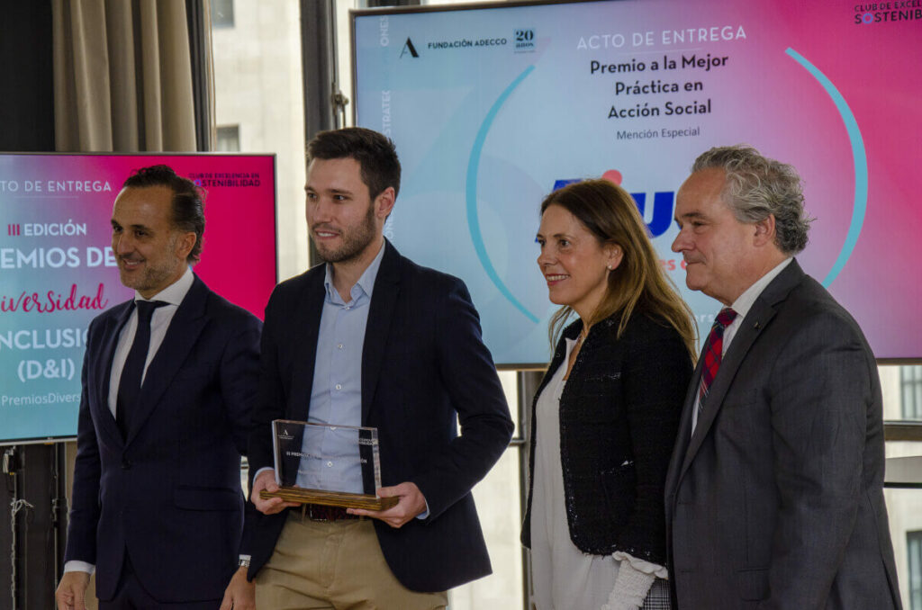 Daniel Ibiza, CEO de Aiudo recibiendo un premio a la Mejor Práctica en Acción Social.
