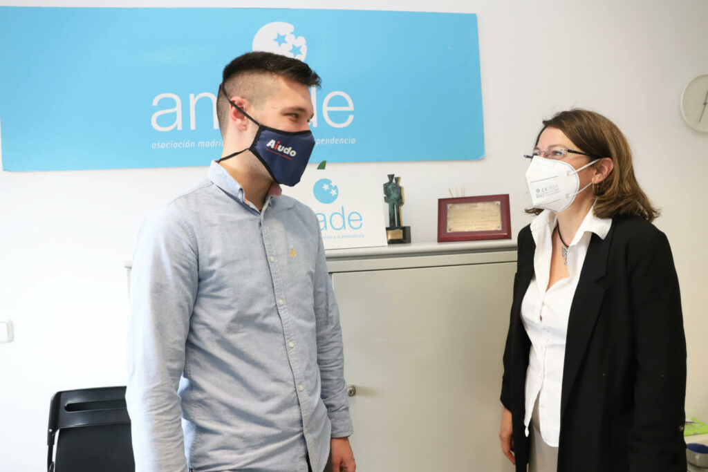 Daniel Ibiza CEO de Aiudo en las oficinas de AMADE junto a la directora de la empresa.