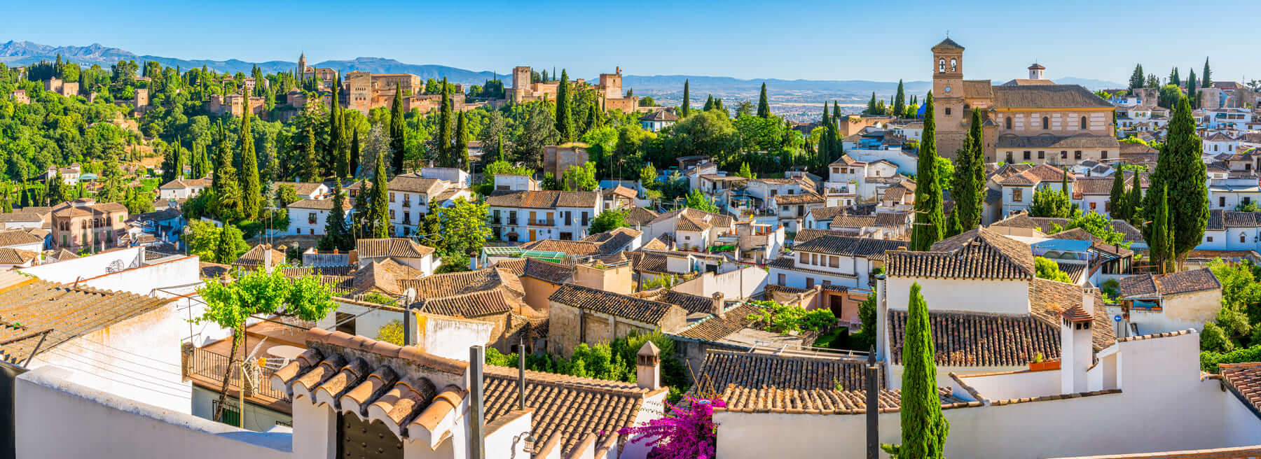 Una panorámica de la ciudad de Granada por el día. 