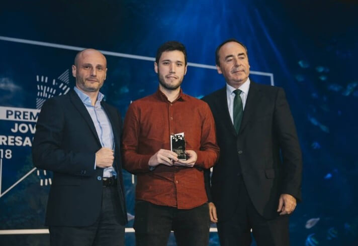 Daniel Ibiza, CEO de Aiudo, recibiendo el Premio a la Mejor empresa de impacto social en 2018