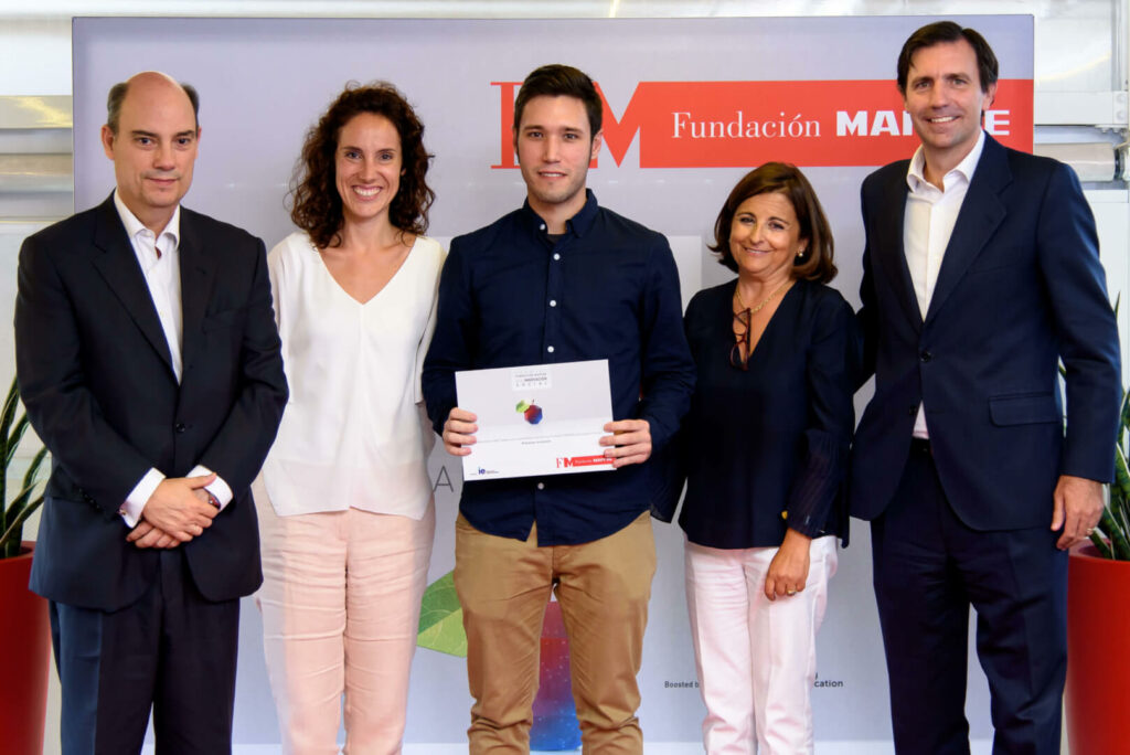 Daniel Ibiza, CEO de Aiudo recibiendo un diploma de la fundación MAPFRE y junto a el 4 personas.