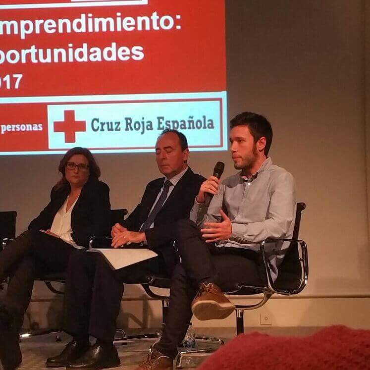 Daniel Ibiza, CEO de Aiudo en una ponencia. De fondo, una diapositiva de la Cruz Roja Española.