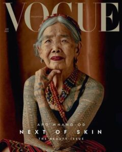 Portada de Vogue de mujer mayor filipina con los brazos y torso tatuados.