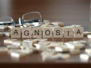Una imagen de cajas de madera con las letras de la palabra 'agnosia'