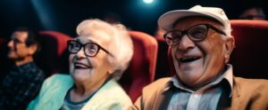 Un anciano y una mujer mayor en un cine.