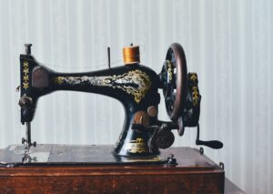 Máquina de coser antigua ricamente decorada