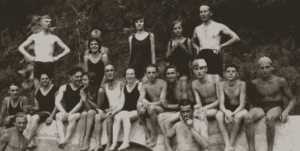 Una imagen panorámica en blanco y negro de un grupo de amigos posando.