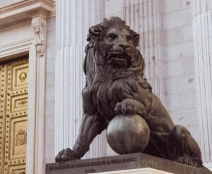 Una imagen de plano corto del león que preside el Congreso de los Diputados en Madrid.