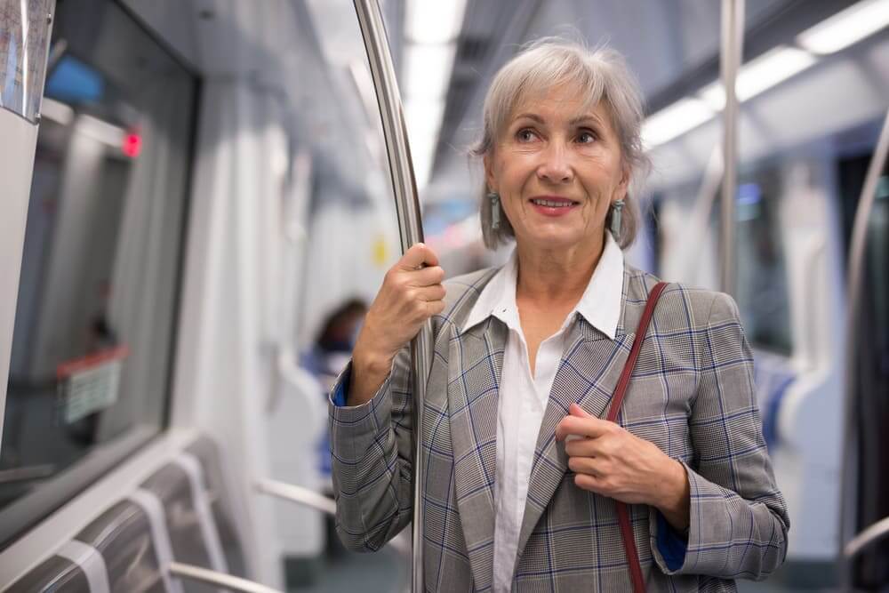 Una mujer mayor en el metro de una gran ciudad. 