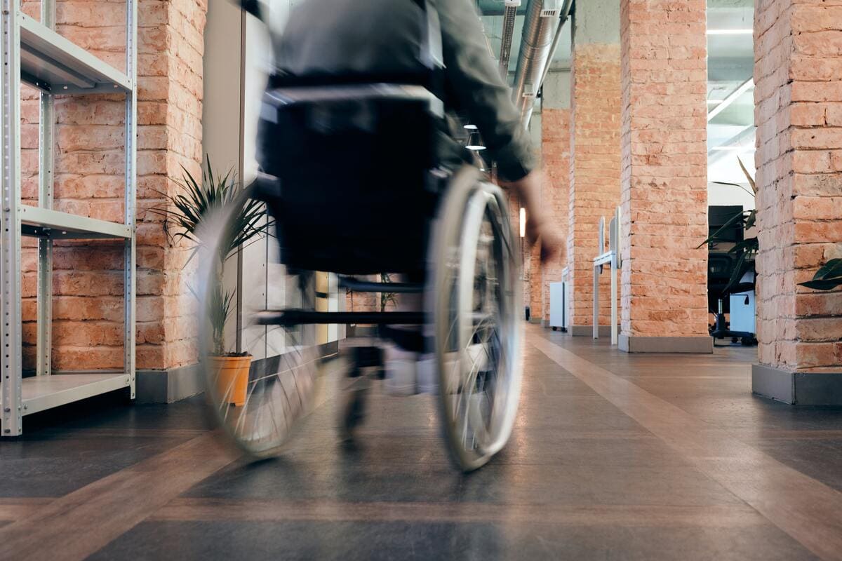 Una persona en silla de ruedas de espalda