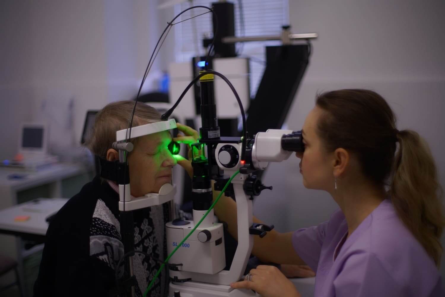 Una oftalmóloga revisando a un paciente 