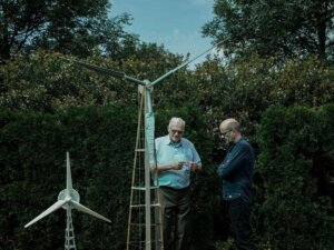 Horst Bendix junto a la turbina eólica que ha diseñado