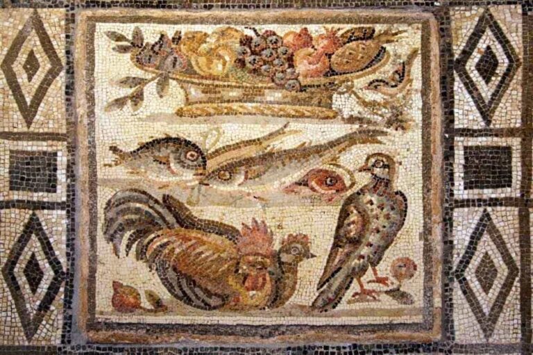 Un mosaico romano con varias piezas de comida.