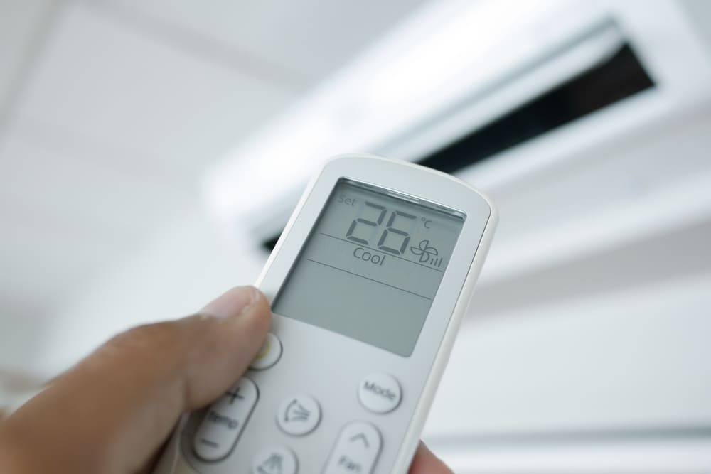 Un mando del aire acondicionado marcando 26 grados centígrados. 