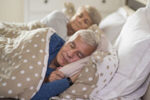 Dos personas mayores durmiendo