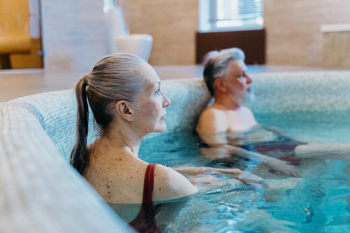 Dos personas mayores en una piscina