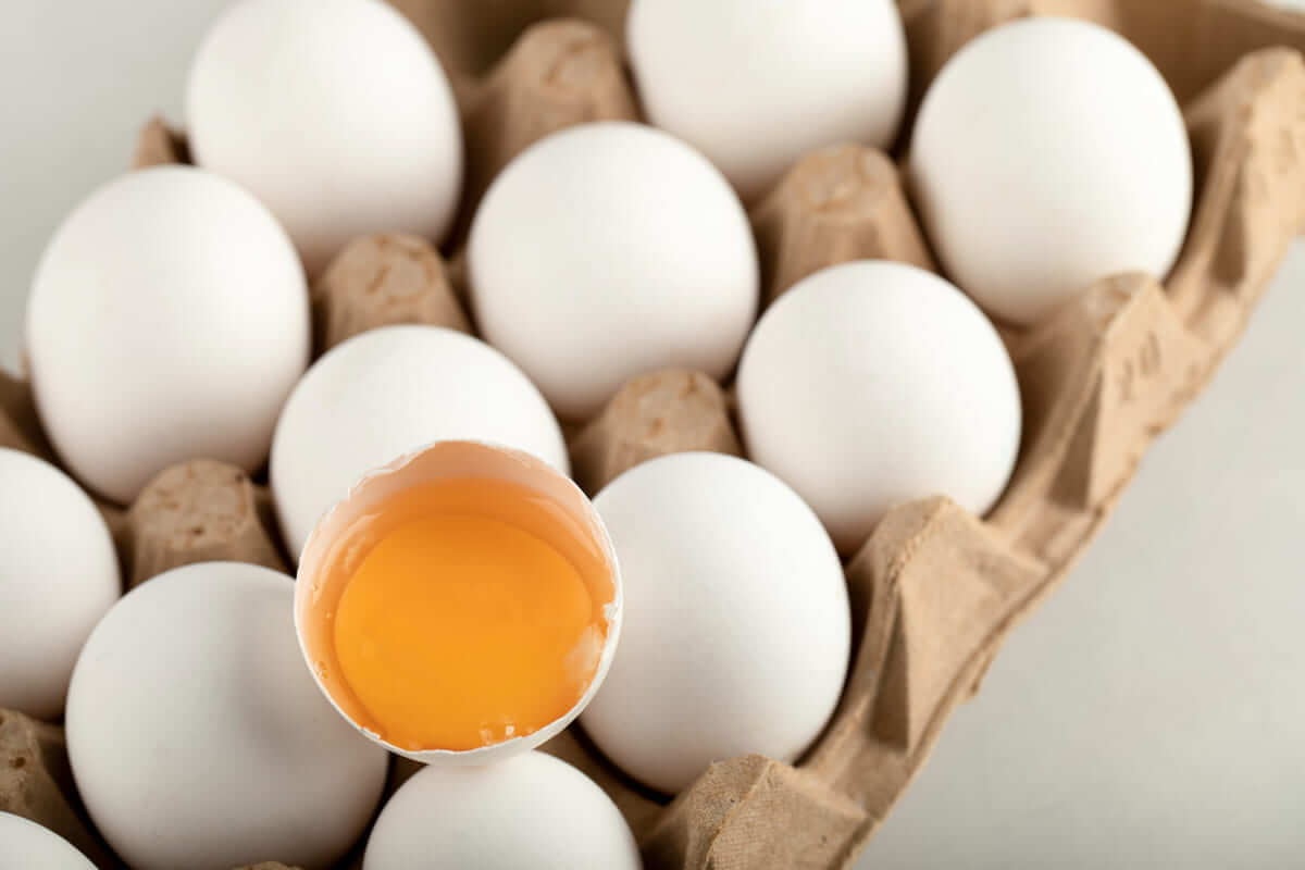 Un maple de huevos con uno de ellos abierto.