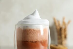 Un postre helado presentado en un vaso.