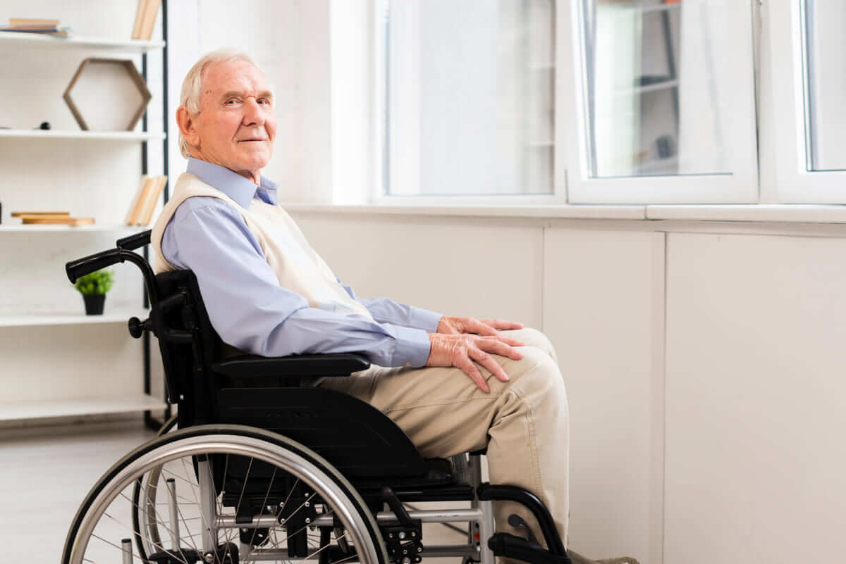 Un anciano en silla de ruedas.