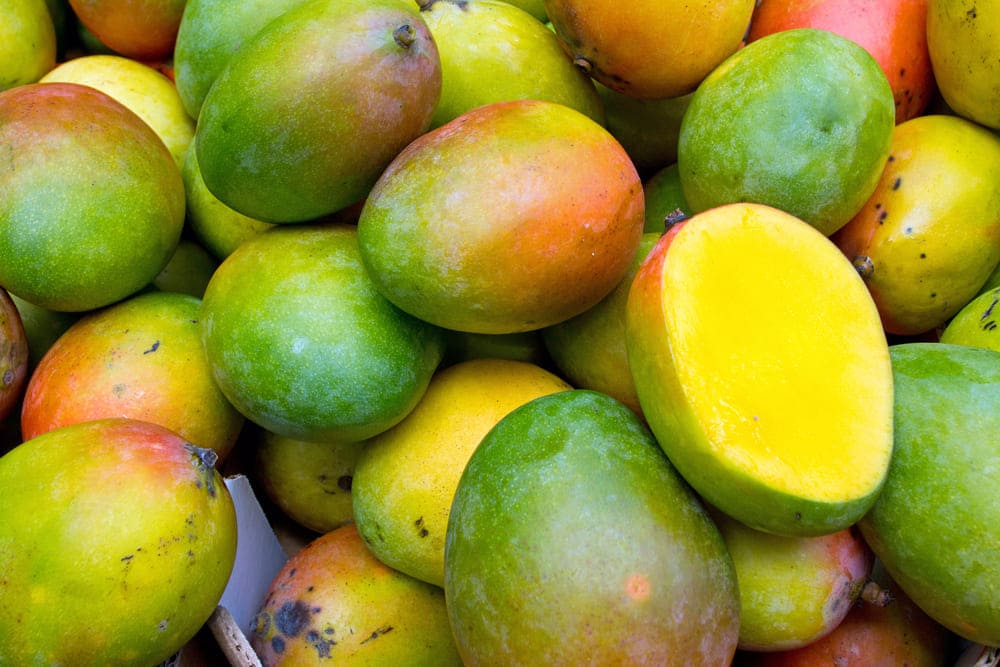 Muchas piezas de mango amontonadas. 