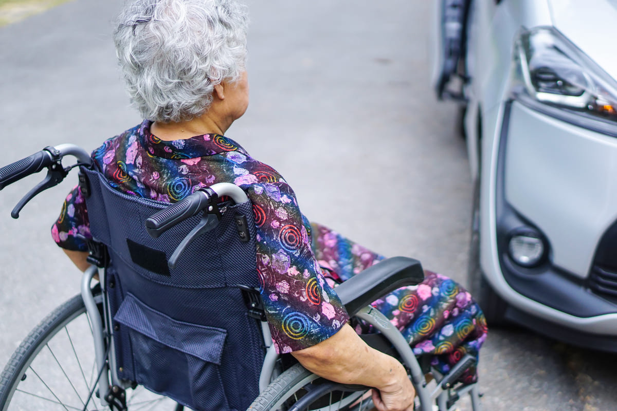 Una mujer mayor en silla de ruedas.