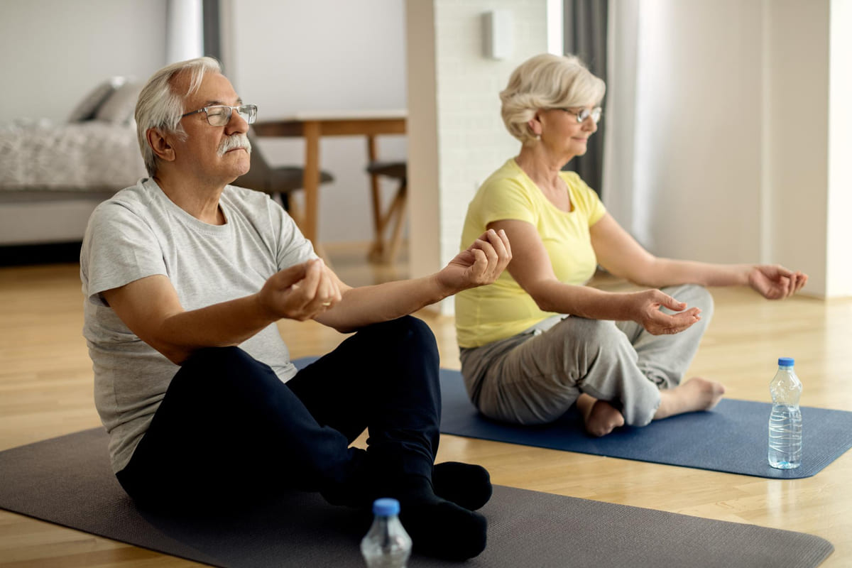Personas mayores haciendo yoga.
