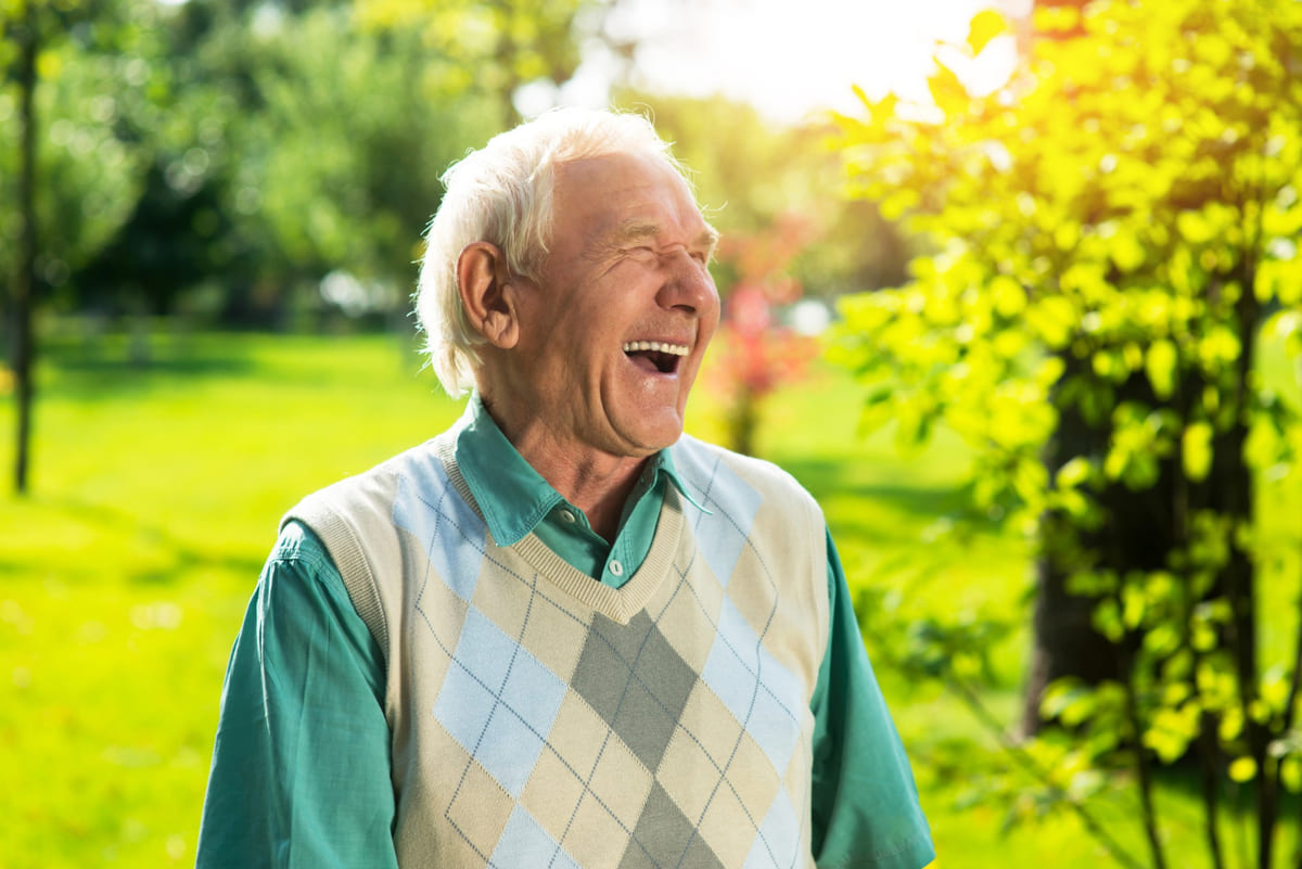 Un anciano riéndose.