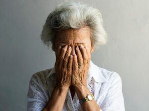 Una mujer mayor se echa las manos a la cabeza en claro signo de desesperación.