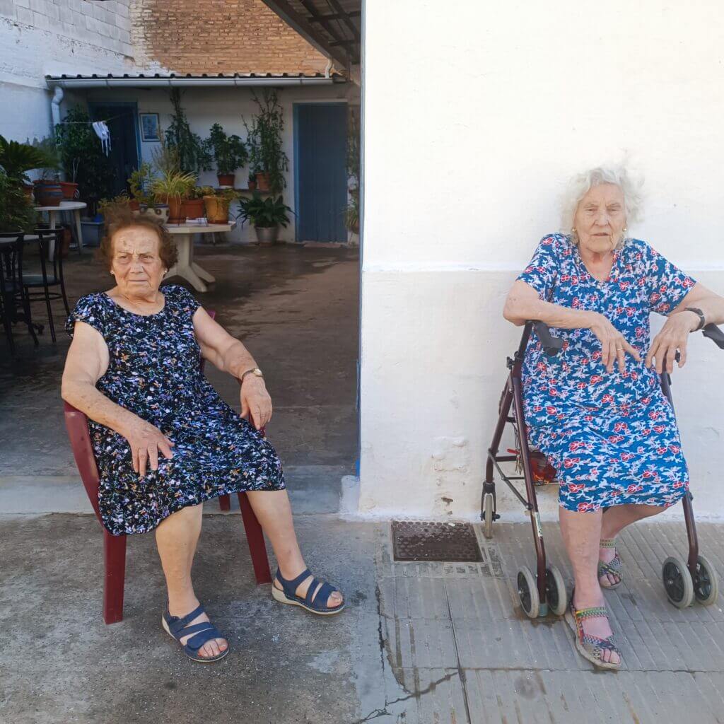Dos mujeres tomándo el fresco en Foios (Valencia)