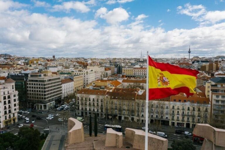 Una imagen panorámica de Madrid enfocando a un edificio del Gobierno de España.