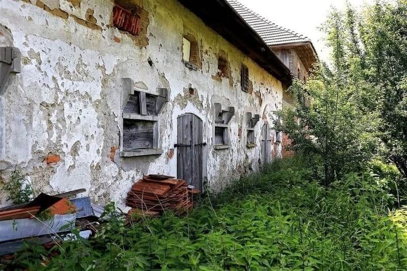 Una imagen de una casa en el campo abandonada. 
