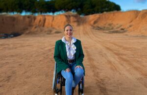 Lucía Martínez, chica con lesión medular en una silla de ruedas en un descampado