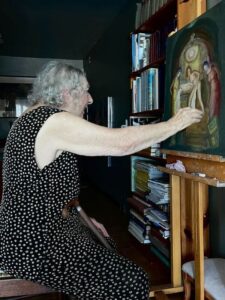 Arlette Roldes, a los 99 años, pintando un cuadro