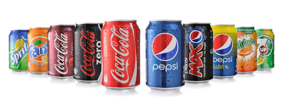 Bebidas azucaradas: sprite, fanta, coca-cola, pepsi y seben up, todas ellas en latas y juntas. 