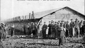 Imagen antigua de refugiados españoles en el campo de concentración de Jules de Septfonds